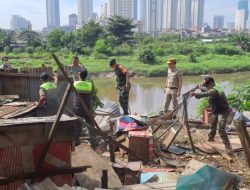 Personel Gabungan Kelurahan Petamburan Bongkar Bangli di Pinggir Kali dan Kandang Ayam