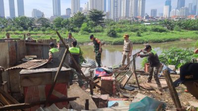 Personel Gabungan Kelurahan Petamburan Bongkar Bangli di Pinggir Kali dan Kandang Ayam