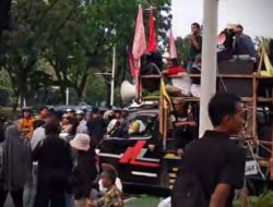Warga Kebon Sayur Demo di Balaikota Jakarta Tolak Pembongkaran Tempat Tinggal Mereka Yang di Klaim Sepihak