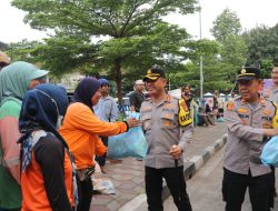 Polres Metro Tangerang Kota Gelar Baksos, Bagikan 200 Paket Sembako untuk Warga