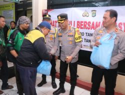 Polres Metro Tangerang Kota Gelar Jumat Peduli, Bagikan 100 Paket Sembako untuk Pengemudi Ojol