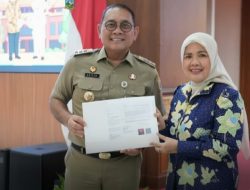 Walikota Jakarta Pusat Arifin Menyerahkan Secara Langsung SK Pensiun ke 23 ASN