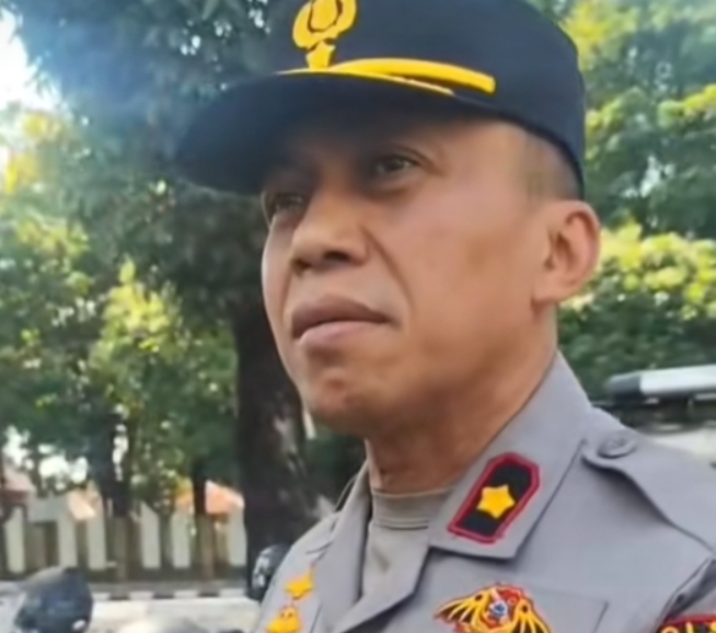 Kapolsek Pancoran Kompol Mansur memastikan tidak ada luka bekas Sajam maupun benda tumpul pada korban (Foto.istw)