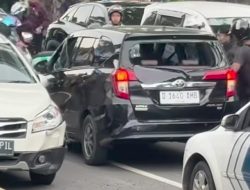 Polisi Tes Urine Terhadap Pengemudi Kendaraan Cayla yang Melawan Arus di Gunung Sahari