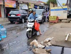 Proyek Pipa Air Diduga Picu Saluran Meluap, Jalan Satu Maret Kalideres Becek Berbau dan Macet