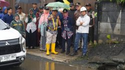 Respons Keluhan Warga, Wali Kota Jakbar Tinjau Langsung ke Lokasi Pemasangan Pipa Air di Jalan 1 Maret