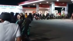 Warga Antre di SPBU Kapuk, Antisipasi Kenaikan Harga BBM 1 April 2026