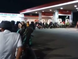 Warga Antre di SPBU Kapuk, Antisipasi Kenaikan Harga BBM 1 April 2026