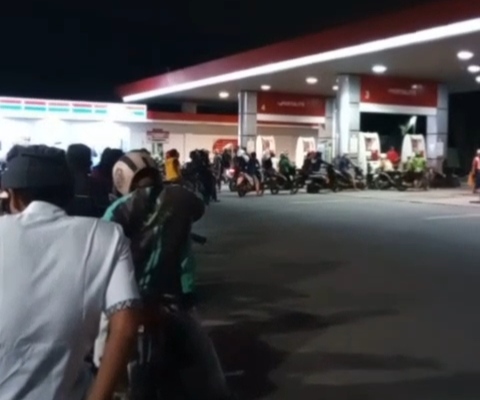 Kendaraan roda dua antre isi BBM di SPBU kapuk pasar darurat (Foto: Detikfaktual/Rudi)