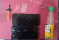 Barang bukti narkotika jenis sabu yang dikemas dalam plastik klip bening beserta sejumlah unit handphone yang diamankan petugas Satresnarkoba Polres Dharmasraya