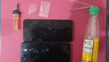 Barang bukti narkotika jenis sabu yang dikemas dalam plastik klip bening beserta sejumlah unit handphone yang diamankan petugas Satresnarkoba Polres Dharmasraya