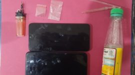 Barang bukti narkotika jenis sabu yang dikemas dalam plastik klip bening beserta sejumlah unit handphone yang diamankan petugas Satresnarkoba Polres Dharmasraya