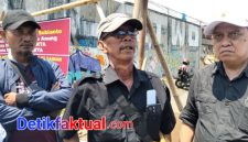 Foto ahli waris bersama tim kuasa hukum dilokasi penutupan jalan tanggul timur,kapuk