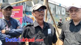 Foto ahli waris bersama tim kuasa hukum dilokasi penutupan jalan tanggul timur,kapuk