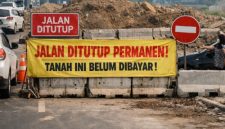 Foto ilustrasi penutupan jalan tanggul timur kapuk oleh warga