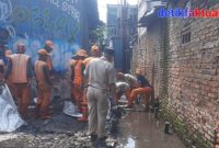Lurah Kapuk,M. Arief Budiman, melakukan monitoring kegiatan normalisasi saluran air di wilayah RW 03