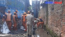 Lurah Kapuk,M. Arief Budiman, melakukan monitoring kegiatan normalisasi saluran air di wilayah RW 03