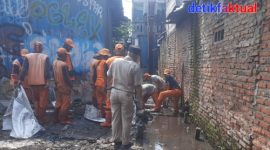 Lurah Kapuk,M. Arief Budiman, melakukan monitoring kegiatan normalisasi saluran air di wilayah RW 03
