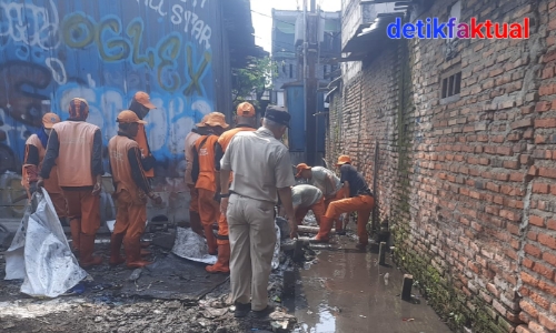 Lurah Kapuk,M. Arief Budiman, melakukan monitoring kegiatan normalisasi saluran air di wilayah RW 03