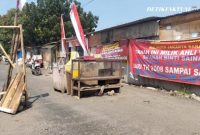 Foto Jalan Tanggul Timur yang ditutup keluarga ahli waris (kbr)