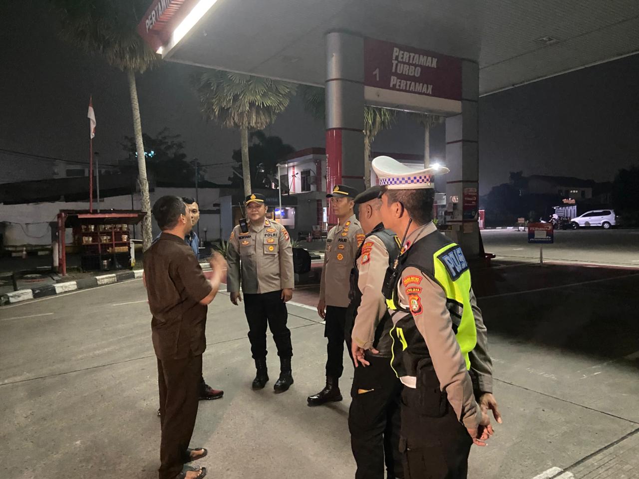Isu Kenaikan BBM Memanas, Polres Metro Tangerang Kota Turun Jaga SPBU