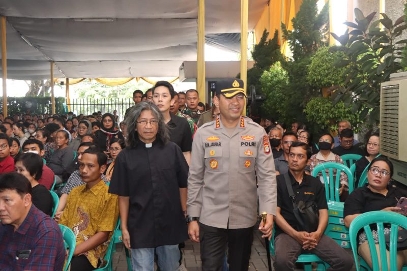 Foto Istimewa Kapolres Metro Tangerang Kota Kombes Pol. Dr. Raden Muhammad Jauhari saat meninjau pengamanan di Gereja Katolik Hati Santa Perawan Maria Tak Bernoda 