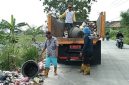 Petugas kebersihan Kecamatan Kresek bersama DLHK Kabupaten Tangerang mengangkut tumpukan sampah liar di pinggir Jalan Raya Kresek-Gandaria