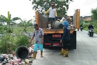 Petugas kebersihan Kecamatan Kresek bersama DLHK Kabupaten Tangerang mengangkut tumpukan sampah liar di pinggir Jalan Raya Kresek-Gandaria
