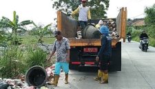 Petugas kebersihan Kecamatan Kresek bersama DLHK Kabupaten Tangerang mengangkut tumpukan sampah liar di pinggir Jalan Raya Kresek-Gandaria