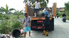 Petugas kebersihan Kecamatan Kresek bersama DLHK Kabupaten Tangerang mengangkut tumpukan sampah liar di pinggir Jalan Raya Kresek-Gandaria