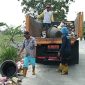 Petugas kebersihan Kecamatan Kresek bersama DLHK Kabupaten Tangerang mengangkut tumpukan sampah liar di pinggir Jalan Raya Kresek-Gandaria