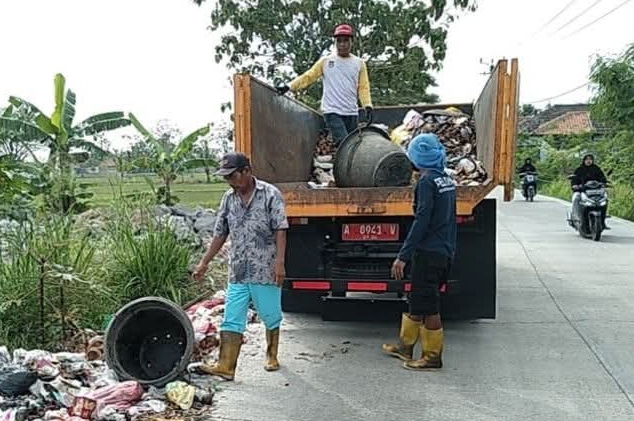 Petugas kebersihan Kecamatan Kresek bersama DLHK Kabupaten Tangerang mengangkut tumpukan sampah liar di pinggir Jalan Raya Kresek-Gandaria