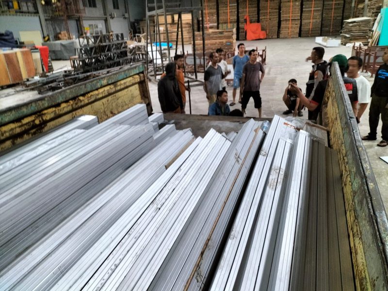 Truk berisik ratusan batangan alumunium curian yang diamankan Polsek Teluknaga Polres Metro Tangerang Kota 