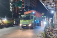Truk besar melintas di luar jam operasional di Jalan Atang Sanjaya, Kampung Rawa Bokor, Kota Tangerang.