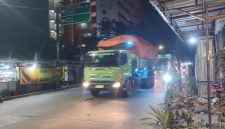 Truk besar melintas di luar jam operasional di Jalan Atang Sanjaya, Kampung Rawa Bokor, Kota Tangerang.