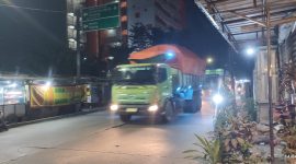 Truk besar melintas di luar jam operasional di Jalan Atang Sanjaya, Kampung Rawa Bokor, Kota Tangerang.