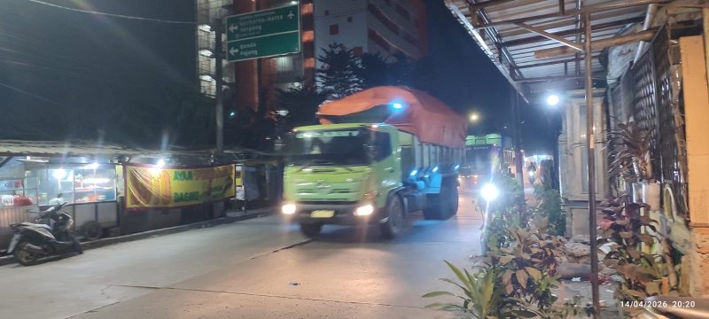 Truk besar melintas di luar jam operasional di Jalan Atang Sanjaya, Kampung Rawa Bokor, Kota Tangerang.