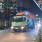 Truk besar melintas di luar jam operasional di Jalan Atang Sanjaya, Kampung Rawa Bokor, Kota Tangerang.
