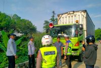 Polsek Neglasari melaksanakan penertiban pelanggaran parkir liar serta pengaturan arus lalu lintas di Jalan Buroq