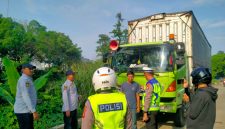 Polsek Neglasari melaksanakan penertiban pelanggaran parkir liar serta pengaturan arus lalu lintas di Jalan Buroq