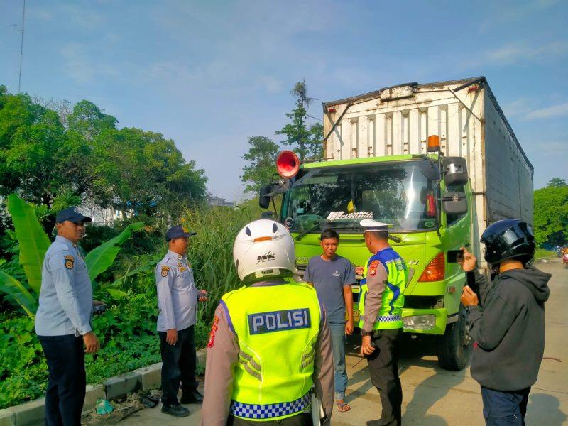 Polsek Neglasari melaksanakan penertiban pelanggaran parkir liar serta pengaturan arus lalu lintas di Jalan Buroq