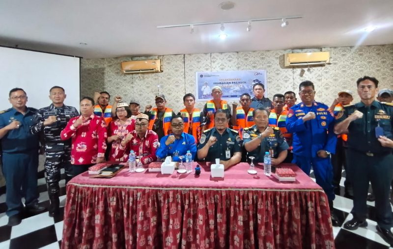 Penyerahan 37 dokumen E-Pas Kecil kepada nelayan di Kabupaten Kapuas oleh KSOP Kelas IV Pulang Pisau