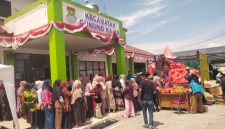Foto warga geruduk kantor kecamatan Gunung Kaler lantaran kecewa tidak mendapatkan kupon pembelian paket sembako murah