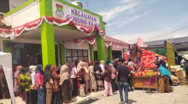 Foto warga geruduk kantor kecamatan Gunung Kaler lantaran kecewa tidak mendapatkan kupon pembelian paket sembako murah