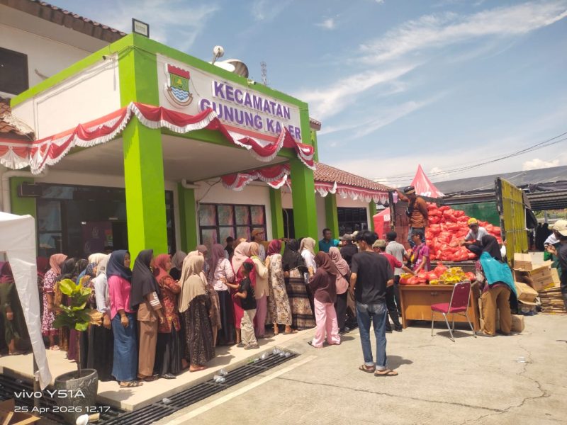Foto warga geruduk kantor kecamatan Gunung Kaler lantaran kecewa tidak mendapatkan kupon pembelian paket sembako murah