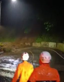 Longsor Tutup Total Jalan Cadas Pangeran Sumedang