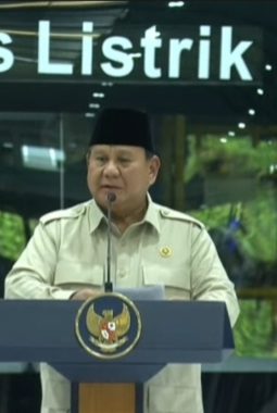 Presiden Prabowo Resmikan Pabrik Perakitan Truk dan Bus Listrik di Magelang