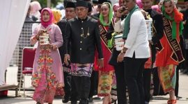 Foto istimewa Walikota Jakarta Barat Iin Mutmainnah saat menghadiri Lebaran Betawi 2026 ditaman lapangan banteng Jakarta pusat 
