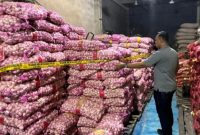 petugas kepolisian menyita total 23.146 kilogram atau 23,146 ton bawang dan cabai kering dari dua lokasi,(Dok.Humas Polri)