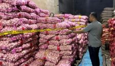petugas kepolisian menyita total 23.146 kilogram atau 23,146 ton bawang dan cabai kering dari dua lokasi,(Dok.Humas Polri)